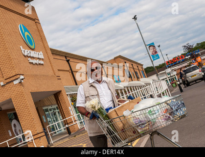 Beaumont shopping center shoppers Leicester . Un britannico terreni di proprietà PLC retail park. Foto Stock