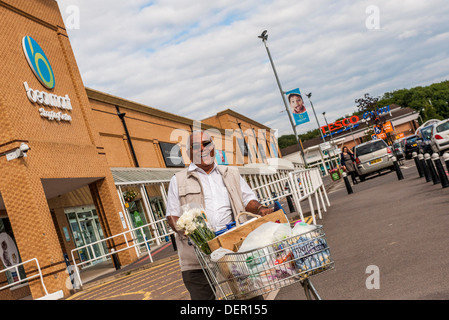 Beaumont shopping center shoppers Leicester . Un britannico terreni di proprietà PLC retail park. Foto Stock