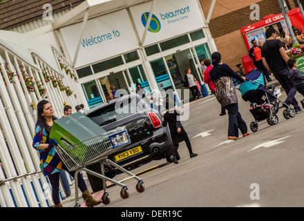 Beaumont shopping center shoppers Leicester . Un britannico terreni di proprietà PLC retail park. Foto Stock