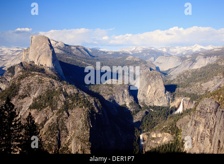 Parco nazionale di Yosemite - montagna e cascate Half Dome con le innevate Sierra Mountains, California, Stati Uniti Foto Stock