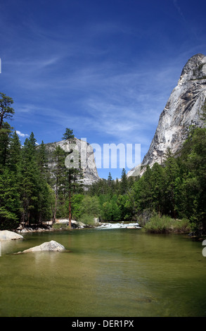 Specchio nel Lago Tenaya Creek Canyon con montagne del Parco Nazionale di Yosemite in California, Stati Uniti d'America Foto Stock