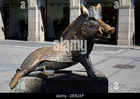 Statua di bronzo di un cinghiale al di fuori del Jagd-und Fischereimuseum a Monaco di Baviera Germania Foto Stock