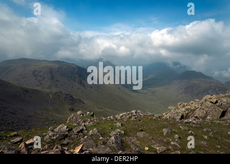 Vista dal timpano verde è sceso cima verso il grigio Knotts e Brandreth fells Lake District Cumbria Regno Unito Foto Stock