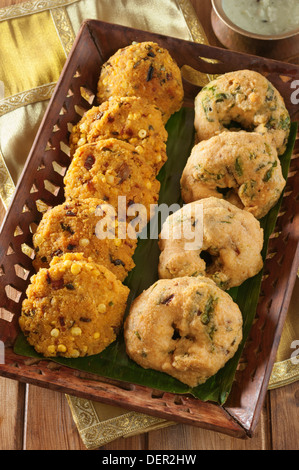 Vada. Frittelle di lenticchie . India del sud e Sri Lanka Foto Stock