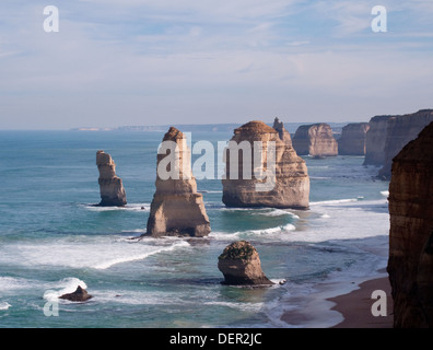 I dodici apostoli, calcare pile al largo della costa del Parco Nazionale di Port Campbell, Victoria, Australia Foto Stock