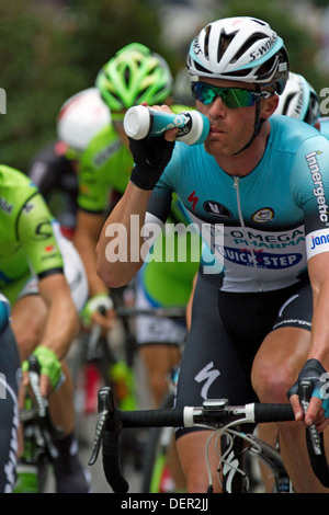 Mark Cavendish di Omega Pharma Quick-Step passa attraverso Londra nella fase finale del 2013 Tour della Gran Bretagna. Foto Stock