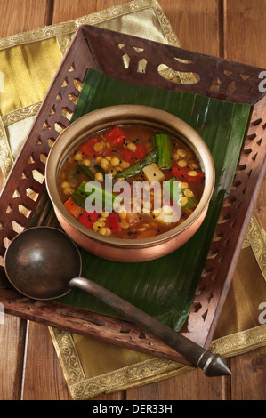 Sambhar. Lenticchia e stufato di vegetali India del Sud Foto Stock