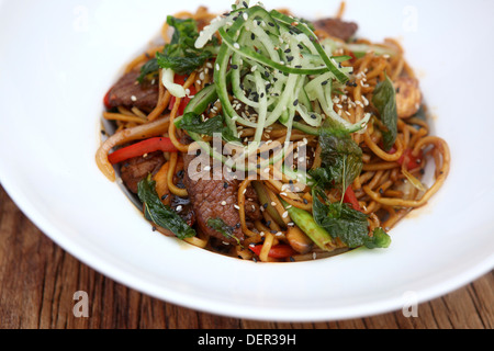 Mescolare carni bovine fritte tagliatelle Foto Stock