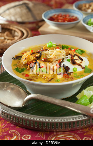 Ohno kaukswe. Birmano cocco Pollo al Curry zuppa di noodle. Myanmar Birmania Foto Stock