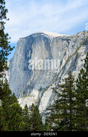 Uno dei molti famosi siti presso il Parco Nazionale di Yosemite, questa è una vista della mezza cupola dal fondovalle. Foto Stock