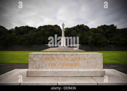 Pietra del ricordo e la grande Croce di sacrificio, Irish National War Memorial Gardens da Edwin Lutyens, Islandbridge, Dublin City, Foto Stock