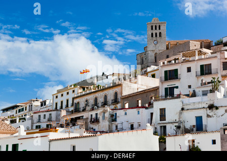 Ibiza, Spagna - vecchie case di città e chiesa in Ibiza in estate Foto Stock