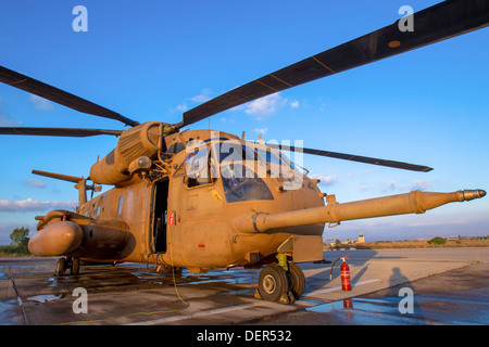 Forza Aerea israeliana (IAF) Sikorsky CH-53 elicottero sul terreno Foto Stock