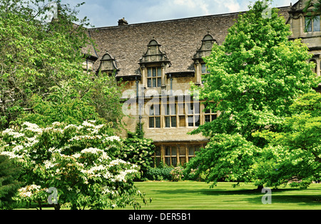 Vista del Trinity College, un edificio storico a Oxford, Inghilterra,con prati e alberi maturi. Foto Stock