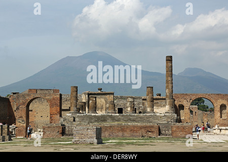 Le rovine di Pompei con il Vesuvio a distanza Foto Stock