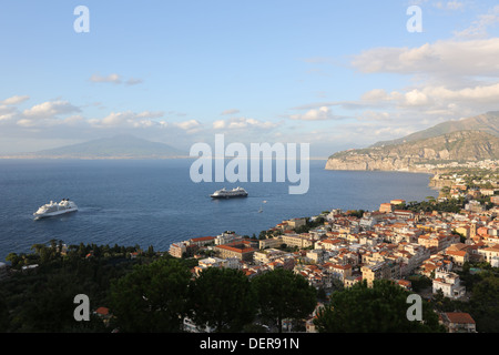 Navi da Crociera off di Sorrento Foto Stock