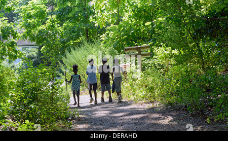 Bambini neri da New Haven ritorno alla terra comune di alta scuola dopo una escursione nella zona ovest di Rock Park. Foto Stock