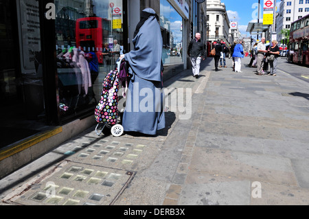 Londra, Inghilterra, Regno Unito. Donna musulmana in corpo pieno velo - hijab o niqab Foto Stock