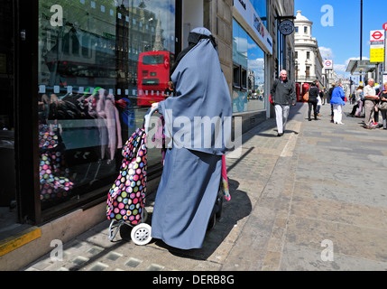 Londra, Inghilterra, Regno Unito. Donna musulmana in corpo pieno velo - hijab o niqab Foto Stock