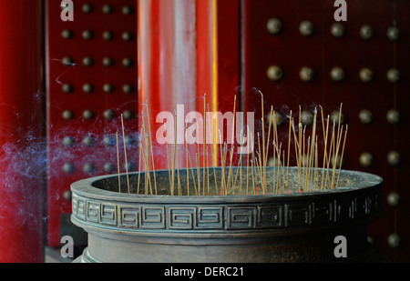 Brucia Incenso collocato in un grande contenitore di metallo in corrispondenza del Dente del Buddha reliquia tempio, Chinatown, Singapore. Foto Stock