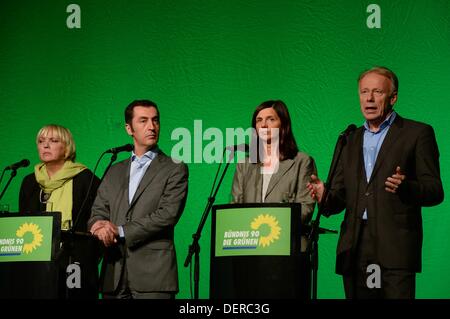 Berlino, Germania. 23 sett, 2013. I presidenti del Partito Verde, Claudia Roth (L) e Cem Oezdemir (2-L), così come i candidati top Katrin Goering-Eckardt (2-R) e Juergen Trittin (R), dare una conferenza stampa al Columbiahalle di Berlino, Germania, 23 settembre 2013. La direzione del partito del partito verde intende aprire la strada per un rinnovamento personale dopo la sconfitta elettorale. Parte del Consiglio federale e del consiglio di partito sarà eletto in anticipo alla prossima conferenza di partito. Foto: SOEREN STACHE/dpa/Alamy Live News Foto Stock