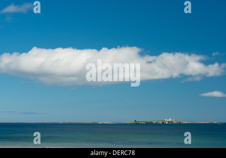 Una vista della parte interna farne Island Lighthouse dalla spiaggia di Bamburgh, Northumberland, Regno Unito Foto Stock