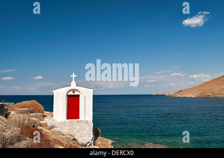 "Kithnos isola " Isole Cicladi, Grecia- cappella accanto della Panagia Flampouria chiesa, sullo sfondo del mare Foto Stock