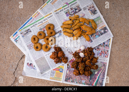 Malsana profondo fritto indiano cibo di strada / fast food. Andhra Pradesh, India Foto Stock