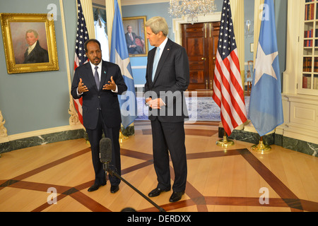 Segretario Kerry e Presidente somalo Hassan Sheikh Mohamud indirizzo reporter Foto Stock