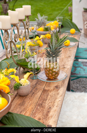 Impostazione tabella con mobili vintage, vetro e frutta