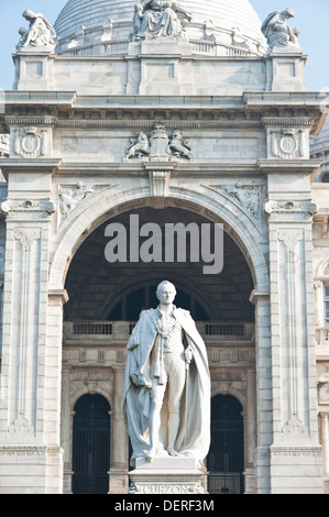 Statua del signore Curzon davanti a un monumento, Victoria Memorial, Calcutta, West Bengal, India Foto Stock