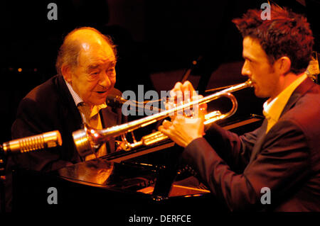 (FILE) - Un file immagine datata 13 marzo 2004 mostra il musicista jazz Paolo Kuhn (L) e Till Broenner sul palco durante la manifestazione "Talkin' Jazz" tenutasi presso l'arte e la sala delle esposizioni della Repubblica federale di Germania a Bonn in Germania. Cantante, pianista jazz e band leader Paolo Kuhn è morto. Morì nella notte del 23 settembre 2013 all'età di 85, in base alle informazioni fornite alla stampa tedesca DPA Agenzia dalla sua agenzia. Foto: STEFAN HAEHNSEN Foto Stock