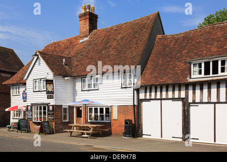 Il Chequers xiv secolo coaching inn il più antico edificio in Smarden, Kent, Inghilterra, Regno Unito, Gran Bretagna Foto Stock