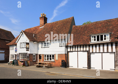 Il Chequers xiv secolo Coaching Inn in un tipico infissi bianchi Kentish edificio del periodo, più antico nel villaggio. Smarden, Kent, Inghilterra, Regno Unito, Gran Bretagna Foto Stock