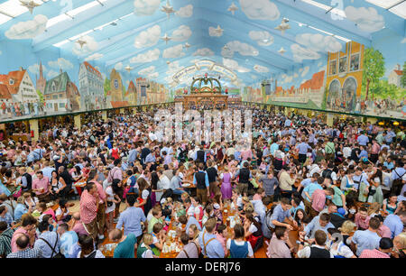 Numerosi visitatori si divertono a una birra tenda del centottantesimo Oktoberfest a Monaco di Baviera, Germania, il 21 settembre 2013. L'Oktoberfest si terrà dal 21 settembre al 06 ottobre 2013. Foto: Inga Kjer Foto Stock