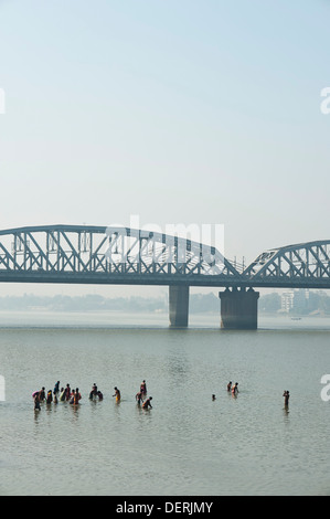 Ponte su un fiume, Vivekananda Setu, Fiume Hooghly, Calcutta, West Bengal, India Foto Stock