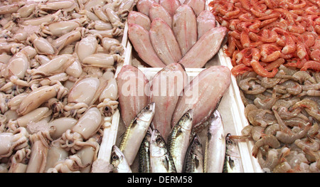 Pesce fresco, seppie e gamberetti per la vendita al mercato del pesce Foto Stock