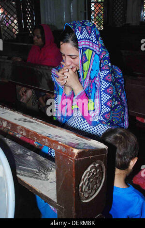 ISLAMABAD/ PAKISTAN .  23 setp 2013 Handout image PID  a Peshawar, Breaved membro della famiglia grida dentro la Chiesa pregando fore uccisi in chiesa bomba qui lunedì. APP ( Foto di Riaz Anjum) (foto di PID/Deanpictures/Alamy Live News Foto Stock