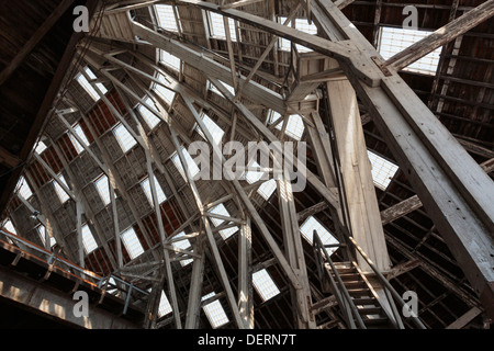 Il tetto in legno e pavimento di mezzanino nel grande spazio in edificio storico cantiere navale a Chatham, Kent, Inghilterra, Regno Unito, Gran Bretagna Foto Stock