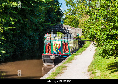 Un narrowboat ormeggiate lungo il Monmouthshire e Brecon Canal nel Parco Nazionale di Brecon Beacons vicino Pencelli. Foto Stock