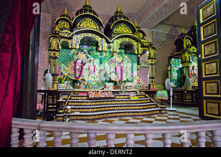 Gli idoli di Radha e Krishna in un tempio, Tempio ISKCON, Ahmedabad, Gujarat, India Foto Stock