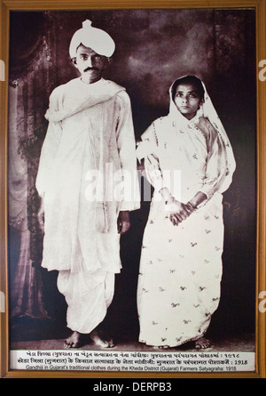 Dipinti del Mahatma Gandhi con sua moglie Kasturba Gandhi, Sabarmati Ashram, Ahmedabad, Gujarat, India Foto Stock