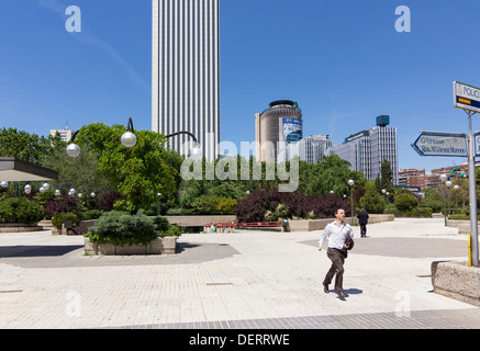 Plaza de Pablo Ruiz Picasso con Torre Picasso e il resto del moderno quartiere degli affari di Azca complessa Foto Stock