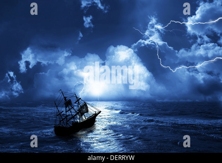 La vela-nave in tempo di tempesta con i fulmini Foto Stock