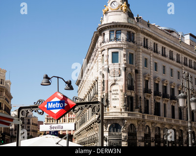 Ornato antico ramo di Banesto situato nel cuore di Madrid vicino a Plaza Puerto del Sol. Foto Stock