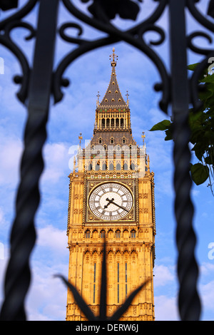 Il Big Ben, la Casa del Parlamento visto attraverso le ringhiere a Londra in Inghilterra Foto Stock