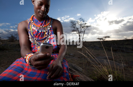 Maasai uomo con un telefono cellulare, Mara Regione, Kenya Foto Stock