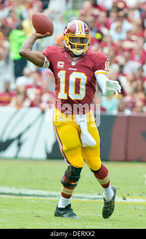 Washington Redskins quarterback Robert Griffin III (10) cerca di passare durante il secondo trimestre azione contro la Detroit Lions a FedEx in campo Landover, Maryland Domenica, Settembre 22, 2013. Credito: Ron Sachs / CNP Foto Stock