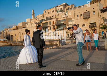Una giovane coppia il loro giorno di nozze che è fotografata al vecchio porto di Jaffa in Israele Foto Stock