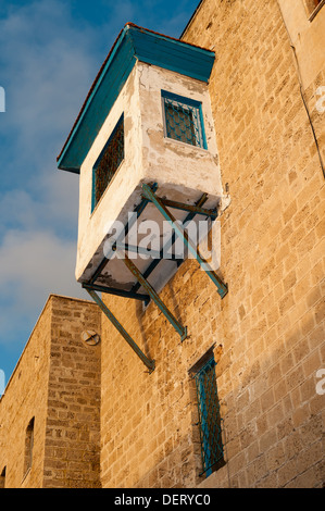 Una vecchia casa in un alleato alla Vecchia Jaffa nel vecchio porto / area di marina. Un moderno balcone è attaccato al vecchio edificio Foto Stock